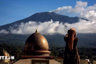 Tro bụi phun lên từ núi lửa Marapi ở Padang Panjang, Tây Sumatra, Indonesia. (Ảnh: THX/TTXVN)