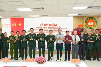 Các đại biểu chụp ảnh chung tại lễ kỷ niệm. 