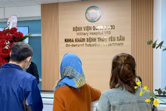 Người dân đăng ký khám bệnh tại Khoa Khám bệnh theo yêu cầu (Bệnh viện Quân y 103) sáng ngày 15/3. (Ảnh: ĐỖ THOA)