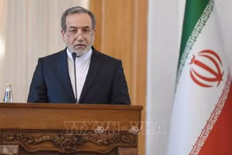 Ngoại trưởng Iran Seyed Abbas Araghchi phát biểu trong một cuộc họp báo ở Tehran. (Ảnh: THX/TTXVN)