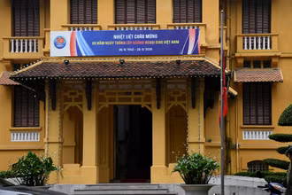 Nhiều cơ quan nhà nước tại Hà Nội treo cờ rủ, bày tỏ niềm tiếc thương đồng chí Khamtay Siphandone - nguyên Chủ tịch Đảng Nhân dân Cách mạng Lào, nguyên Chủ tịch nước Cộng hòa Dân chủ Nhân dân Lào.