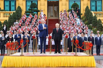 Lễ đón chính thức Tổng thống Hoa Kỳ Joe Biden được tổ chức trọng thể tại Phủ Chủ tịch theo nghi thức cao nhất dành cho nguyên thủ quốc gia. Tổng Bí thư Nguyễn Phú Trọng chủ trì Lễ đón. Ảnh: TTXVN 
