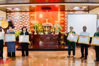 Trao bằng Tổ quốc ghi công 5 liệt sĩ Tiểu đoàn nữ biệt động Lê Thị Riêng.
