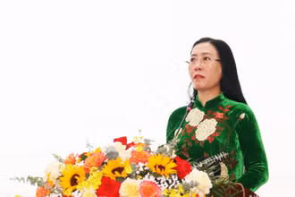 Đồng chí Bùi Thị Quỳnh Vân, Ủy viên Trung ương Đảng, Bí thư Tỉnh ủy, Chủ tịch Hội đồng nhân dân tỉnh Quảng Ngãi phát biểu tại kỳ họp.