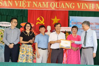 Gia đình Giáo sư, Tiến sĩ, Nhà giáo Nhân dân Đào Văn Long trao biểu trưng tặng hệ thống máy siêu âm thế hệ mới cho lãnh đạo Bệnh viện Đặng Thùy Trâm.