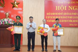 Lãnh đạo Tỉnh ủy Quảng Ngãi trao Bằng khen của Thủ tướng Chính phủ cho các tập thể, cá nhân điển hình trong học tập và làm theo Bác.