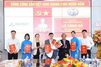 Trao quyết định chỉ định Ban Chấp hành Chi bộ Công ty cổ phần thép Hòa Phát Dung Quất.