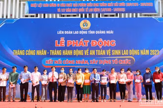 Lãnh đạo tỉnh Quảng Ngãi và Liên đoàn lao động tỉnh Quảng Ngãi tặng quà cho cho công nhân, người lao động có hoàn cảnh khó khăn. 