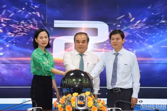 Lãnh đạo tỉnh Quảng Ngãi và các sở, ngành thực hiện nghi thức phát động phong trào chuyển đổi số. 