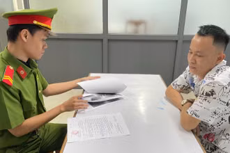 Đối tượng tên Nguyễn Trương Anh Tuấn tại cơ quan điều tra. (Ảnh: Công an cung cấp)
