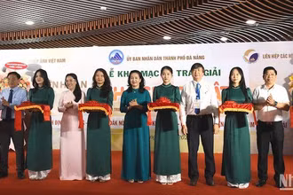 Các đại biểu cắt băng Khai mạc Liên hoan ảnh nghệ thuật khu vực Nam Trung Bộ và Tây Nguyên sáng 29/3 tại Công viên APEC Đà Nẵng. Ảnh: ANH ĐÀO