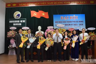 Ban chấp hành Hội Nhà văn Đà Nẵng khóa V ra mắt tại Đại hội. (Ảnh: ANH ĐÀO)