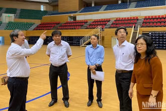 Bộ trưởng Giáo dục và Đào tạo Nguyễn Kim Sơn và đoàn công tác kiểm tra cơ sở vật chất tại Cung thể thao Tiên Sơn, sáng 22/3. (Ảnh: ANH ĐÀO)