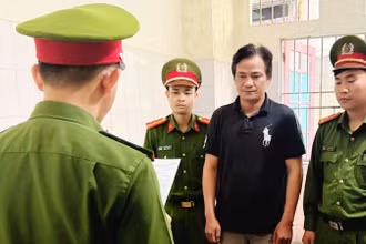 Cơ quan điều tra đã tống đạt quyết định khởi tố vụ án, khởi tố bị can và thực hiện lệnh bắt tạm giam đối với Nguyễn Mai Hà. (Ảnh: Công an cung cấp)