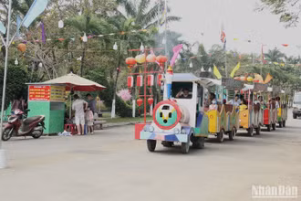 Người dân, du khách tham quan Công viên 29 Tháng 3. (Ảnh: ANH ĐÀO)