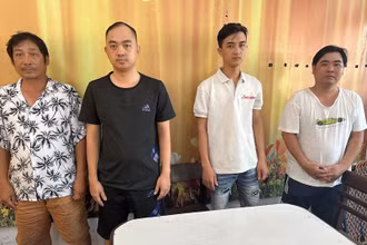 Các đối tượng trong đường dây cá độ bóng đá qua mạng bị bắt. (Ảnh: Công an cung cấp)