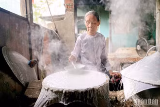 Nghề làm bánh tráng Túy Loan trở thành Di sản văn hóa phi vật thể quốc gia. Ảnh: ANH ĐÀO