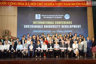 Các đại biểu tham dự khai mạc hội thảo “Phát triển đại học bền vững: Cơ hội và thách thức”. (Ảnh: ANH ĐÀO)