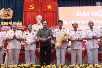 Thiếu tướng Vũ Xuân Viên - Ủy viên Ban Thường vụ Thành ủy, Bí thư Đảng ủy, Giám đốc Công an thành phố Đà Nẵng tặng hoa chúc mừng Ban Chấp hành Hội Cựu Công an nhân dân thành phố Đà Nẵng. (Ảnh: ANH ĐÀO)