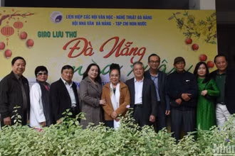 Các văn nghệ sĩ Đà Nẵng chụp ảnh lưu niệm chiều ngày 11/3 tại Ngày thơ Nguyên tiêu Ất Tỵ 2025 “Đà Nẵng mùa xuân”. (Ảnh: ANH ĐÀO)