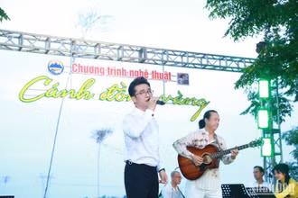 Nghệ sĩ ưu tú Quang Hào biểu diễn tại chương trình nghệ thuật Cánh đồng vàng. (Ảnh: ANH ĐÀO)