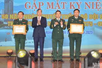 Chủ tịch Ủy ban nhân dân thành phố Đà Nẵng Lê Trung Chinh và Thiếu tướng Trần Ngọc Hữu trao tặng bằng khen của Bộ trưởng Bộ Quốc phòng và Ban Thường vụ Thành ủy cho Đảng bộ, Bộ đội Biên phòng thành phố. (Ảnh: ANH ĐÀO)