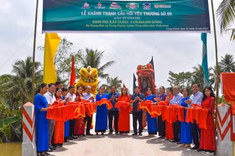 Lễ cắt băng khánh thành cầu yêu thương số 88 tại xã Trung Chánh, huyện Vũng Liêm, tỉnh Vĩnh Long (Ảnh: BÁ DŨNG)