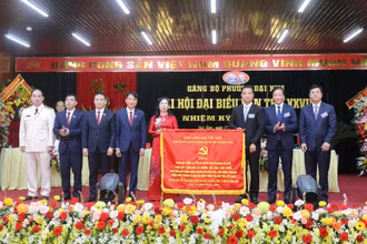 Thường trực Quận ủy Hoàng Mai tặng bức trướng chúc mừng Đại hội Đảng bộ phường Đại Kim, nhiệm kỳ 2025-2030
