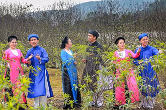 Các thành viên CLB dân ca ví, giặm xã Xuân Giang (Nghi Xuân) biểu diễn trong không gian vườn đào tại xã Cổ Đạm