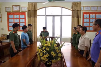 Cơ quan điều tra Công an tỉnh Lạng Sơn ra Lệnh giữ người trong trường hợp khẩn cấp đối với đối tượng Lê Việt Hùng về hành vi Cưỡng đoạt tài sản. (Ảnh do Công an tỉnh Lạng Sơn cung cấp) 