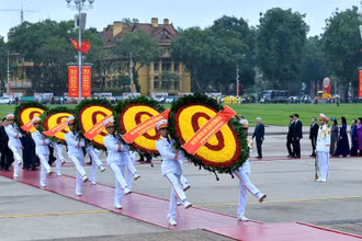Các đồng chí lãnh đạo, nguyên lãnh đạo Đảng, Nhà nước cùng các bộ, ban, ngành Trung ương và thành phố Hà Nội đến đặt vòng hoa, vào Lăng viếng Chủ tịch Hồ Chí Minh.