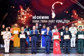 Tổng Bí thư Tô Lâm trao Biểu trưng; đồng chí Nguyễn Trọng Nghĩa, Ủy viên Bộ Chính trị, Bí thư Trung ương Đảng, Trưởng Ban Tuyên giáo Trung ương trao Giấy chứng nhận tôn vinh các điển hình tiêu biểu toàn quốc trong học tập và làm theo tư tưởng, đạo đức, phong cách Hồ Chí Minh. 
