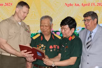 Cựu chiến binh Lê Đức Thuận (thứ 2, từ trái sang) xúc động khi nhận lại cuốn sổ ghi chép của mình.