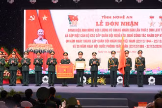 Đại tướng Nguyễn Tân Cương, Ủy viên Trung ương Đảng, Ủy viên Thường vụ Quân ủy Trung ương, Tổng Tham mưu trưởng Quân đội nhân dân Việt Nam, Thứ trưởng Quốc phòng thừa quyền của Chủ tịch Nước trao tặng danh hiệu Anh hùng Lực lượng vũ trang nhân dân cho lực lượng vũ trang Nghệ An.