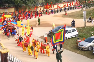 Đông đảo người dân và du khách thập phương tham gia nghi lễ rước kiệu.