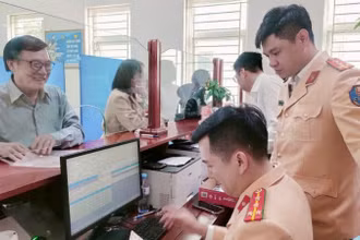 Công an tỉnh Nghệ An tăng cường lực lượng túc trực tại điểm tiếp công dân. (Ảnh: CANA)