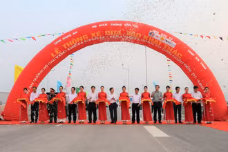 Phó Thủ tướng Chính phủ Trần Hồng Hà cùng các đại biểu thực hiện nghi thức cắt băng thông xe.