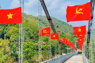 Đường cờ Tổ quốc mừng thống nhất non sông ở thị trấn Thạch Giám, huyện Tương Dương.