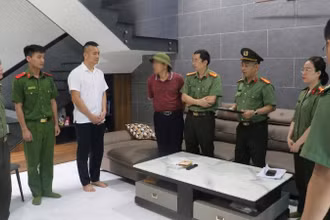 Cơ quan An ninh điều tra, Công an tỉnh Nghệ An đọc Lệnh giữ người trong trường hợp khẩn cấp đối với Tôn Quý Hòa. (Ảnh: CANA)