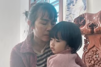 Chị Phạm Thị Thủy (vợ thuyền viên Nguyễn Văn Cương) hy vọng “phép màu” sẽ đến với chồng mình và các ngư dân.