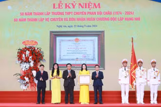 Đồng chí Nguyễn Xuân Thắng - Ủy viên Bộ Chính trị, Giám đốc Học viện Chính trị Quốc gia Hồ Chí Minh, Chủ tịch Hội đồng Lý luận Trung ương trao Huân chương Độc lập hạng Nhì của Chủ tịch nước tặng Trường THPT chuyên Phan Bội Châu.