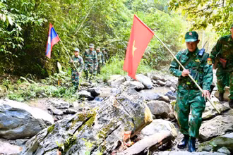 Đội hình tuần tra của Bộ chỉ huy Bộ đội Biên phòng tỉnh Nghệ An và Bộ Chỉ huy Quân sự tỉnh Xiêng Khoảng thực hiện tuần tra ở đoạn biên giới có địa hình phức tạp.