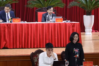 Bà Lê Thị Hoài Chung, Giám đốc Sở Y tế tỉnh Nghệ An trả lời chất vấn các đại biểu.