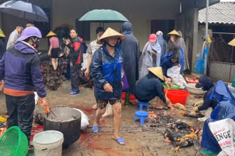 Người dân địa phương hỗ trợ gia đình ông Tâm làm thịt gà để bán, giảm bớt thiệt hại.