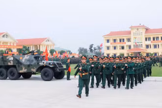 Lực lượng vũ trang tỉnh Nghệ An diễu binh tại buổi lễ. 