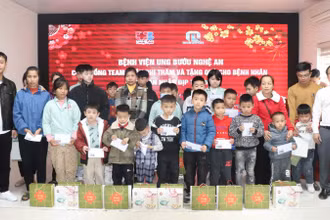Lãnh đạo Bệnh viện Ung bướu Nghệ An và các nhà hảo tâm trao tặng quà Tết cho các bệnh nhân.
