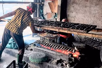 Các lò nướng đỏ lửa từ sáng sớm.