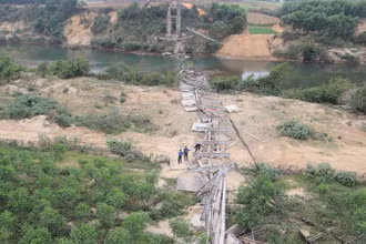 Hiện trường sập cầu treo Kẻ Nính.