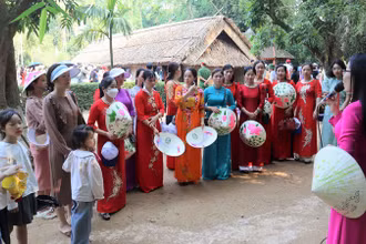 Về Kim Liên, du khách sẽ được nghe những câu chuyện xúc động về Bác và gia đình từ các thuyết minh viên, hiểu rõ hơn về nơi Người đã được sinh ra và lớn lên.