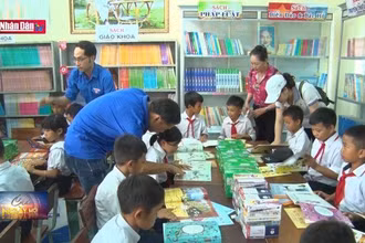 Tặng tủ sách cho học sinh dân tộc thiểu số vùng khó khăn ở Đắk Lắk